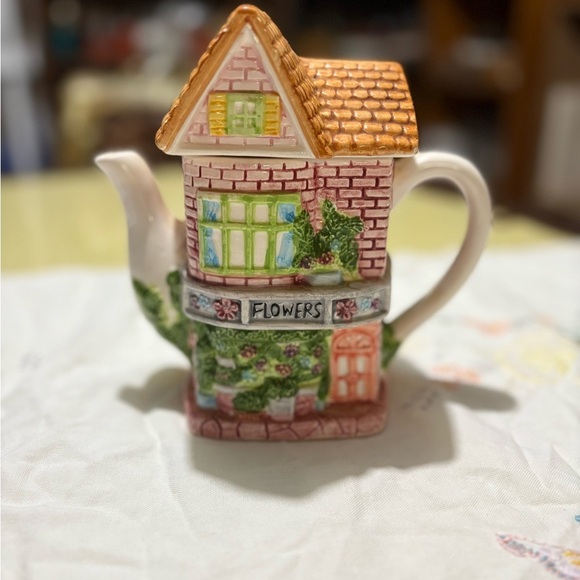 Vintage Charming Cottage Teapot with Floral Design - Picture 1 of 9